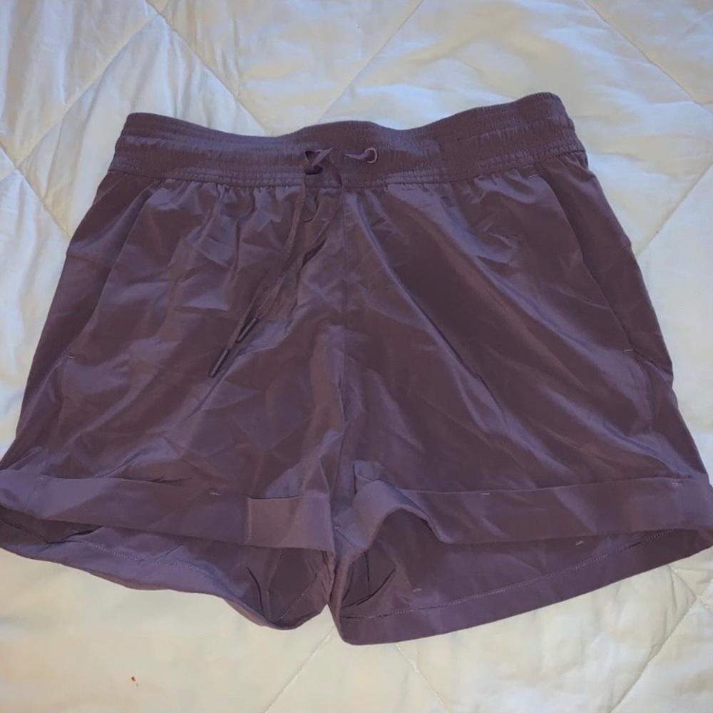 Lululemon spring breakaway shorts